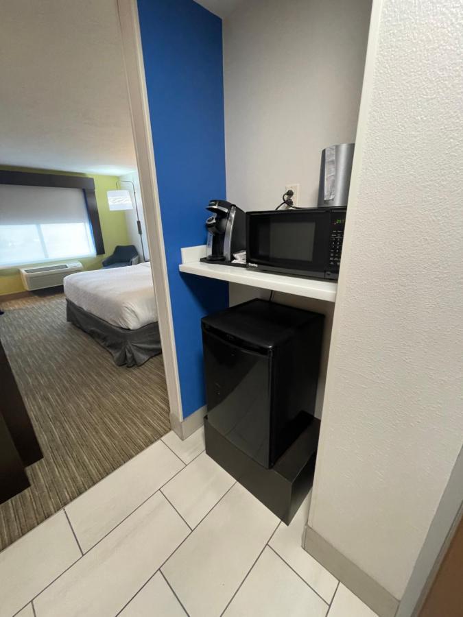 Holiday Inn Express Hotel & Suites Las Vegas By Ihg Exterior photo