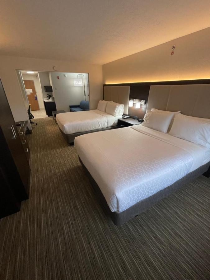 Holiday Inn Express Hotel & Suites Las Vegas By Ihg Exterior photo