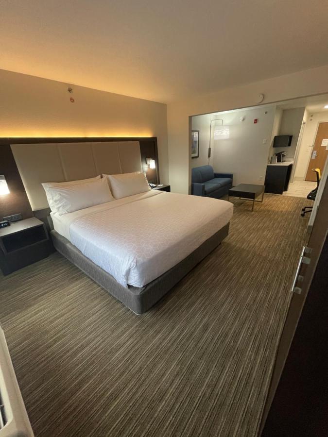 Holiday Inn Express Hotel & Suites Las Vegas By Ihg Exterior photo