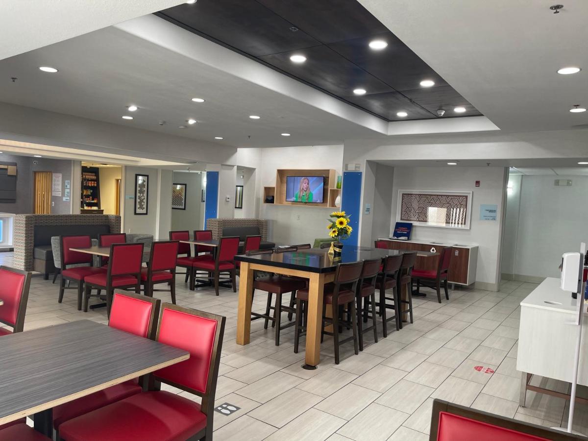 Holiday Inn Express Hotel & Suites Las Vegas By Ihg Exterior photo